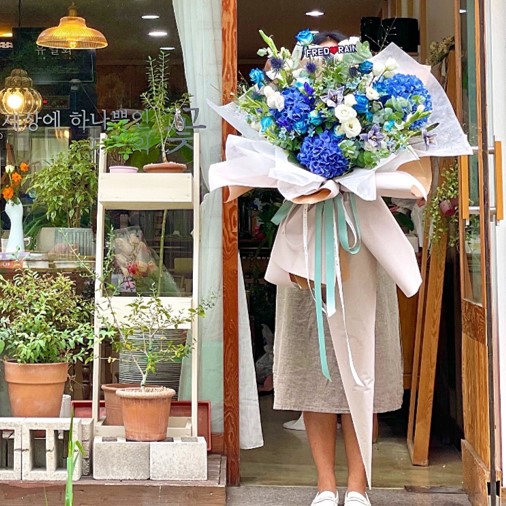 Grand Floral Elegance Image